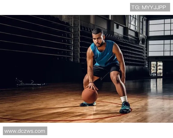 足球明星黑色衬衫女生的时尚魅力与运动精神完美结合的独特风格解析 足球明星黑色衬衫女生的时尚魅力与运动精神完美结合的独特风格解析